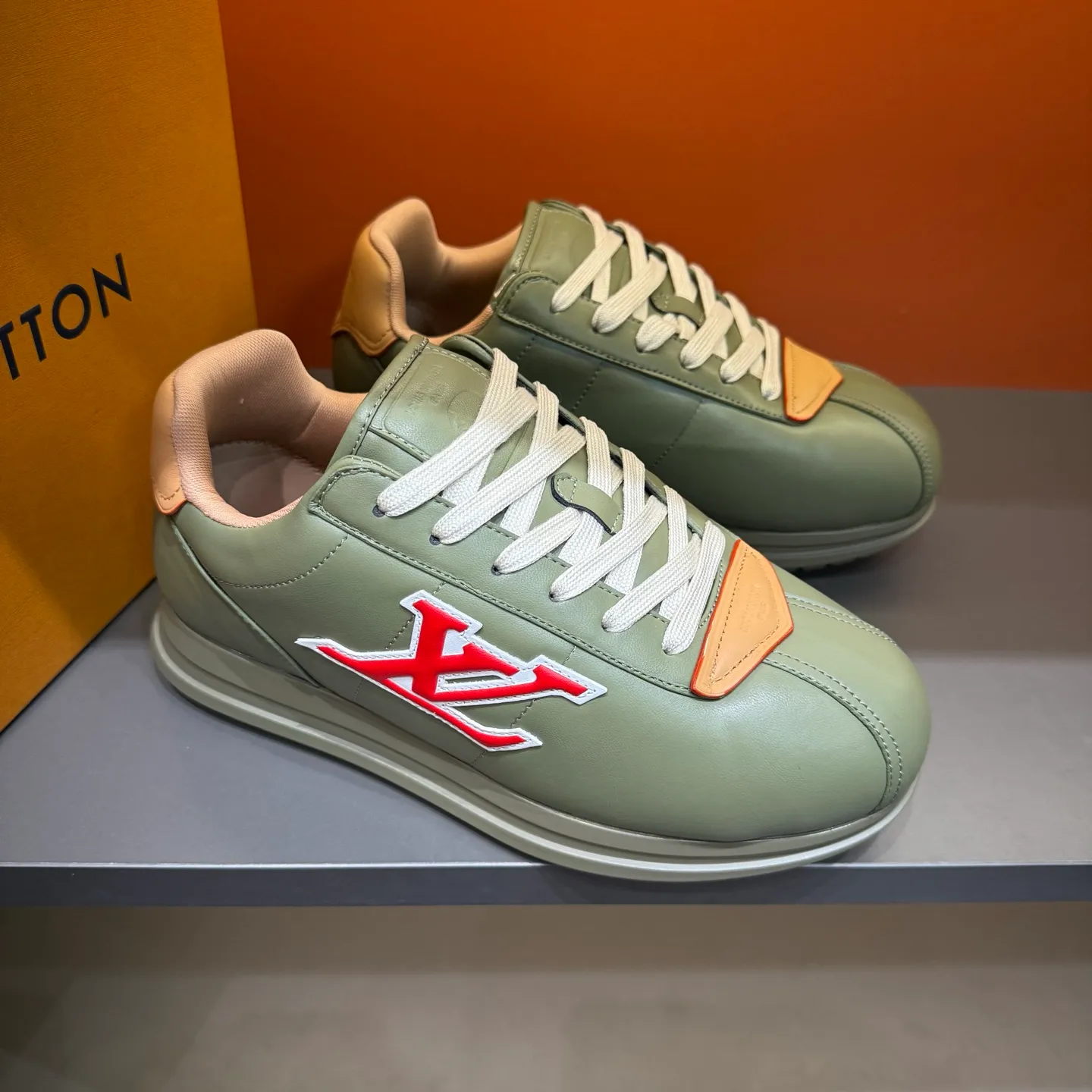 P540 Size 38-45 LV 🫏The colorful interpretation of BUTTERSOFT sneakers combines sheepskin, The colorful interpretation of LV BUTTERSOFT sneakers combines sheepskin and calfskin, bringing a super soft feel. Designed by Pharrell Williams, this '60s-inspired shoe features a padded upper that's been crafted by Louis Vuitton craftsmen to further enhance the comfort of the leather. In addition to the LV initials, it features multiple signatures, including natural leather trim and an embossed pattern of Pharrell Williams and lobster on the side, referencing the Fall/Winter 2025 men’s show. A must-have artifact for fashionistas✅